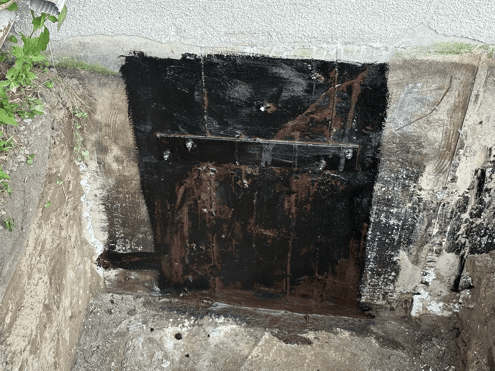 Que ce soit une fissure à l'intérieur de votre bâtiment ou une fissure à l'extérieur, nous sommes les spécialistes en réparation de fissure de fondation et d'imperméabilisation de fondation. Contactez-nous dès maintenant pour une soumission.